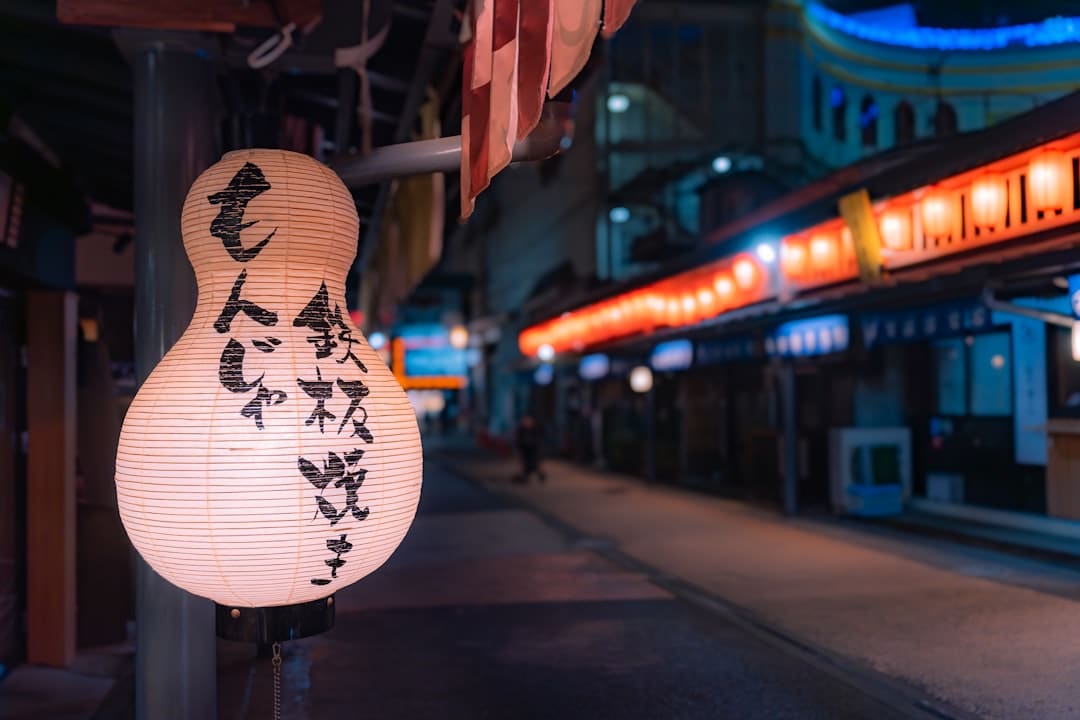 反常街坊清晨翻入单亲妈妈家中,过后妻子辩解:苍蝇不叮无缝的蛋